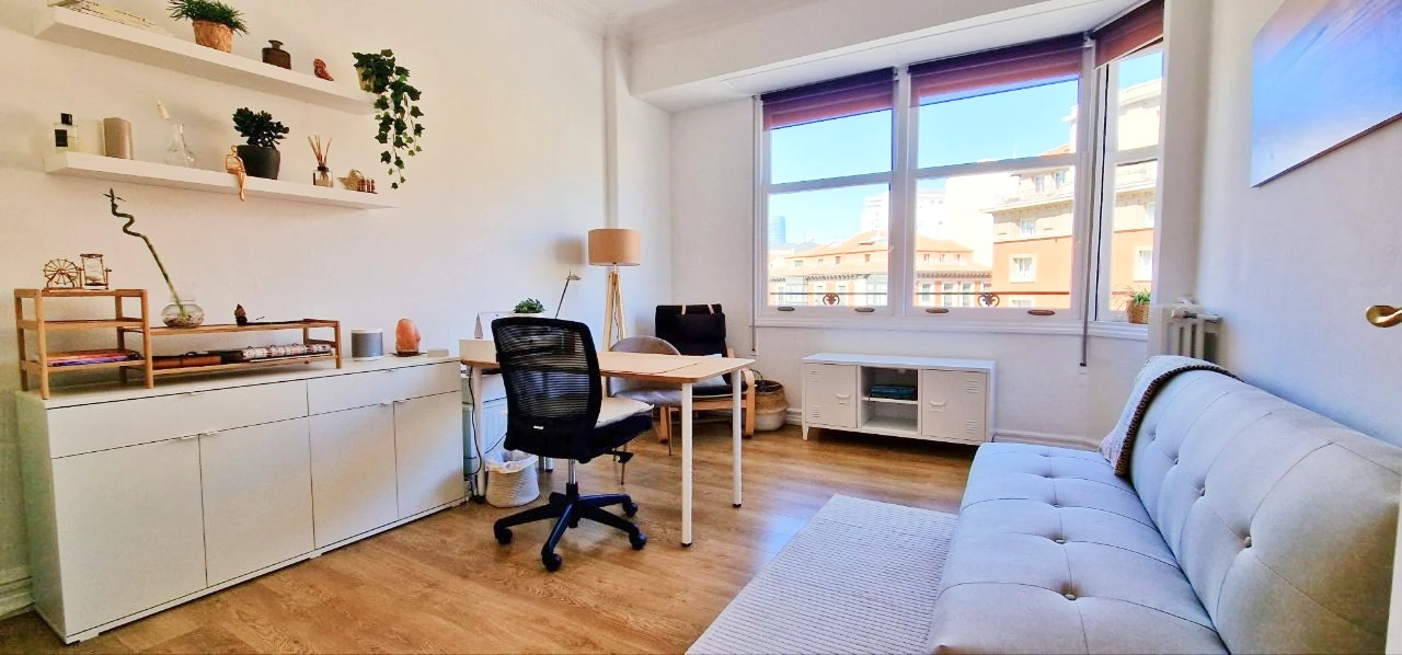 Consulta de Arantza Prieto en Bilbao, un espacio luminoso y tranquilo para terapia psicológica