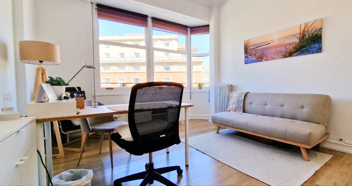 Espacio de terapia en Bilbao con luz natural y ambiente tranquilo