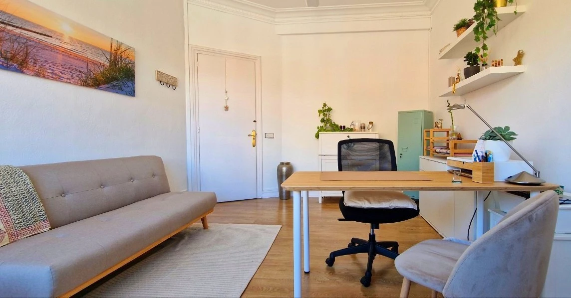 Consulta de Arantza Prieto en Bilbao, espacio cálido y luminoso para terapia psicológica