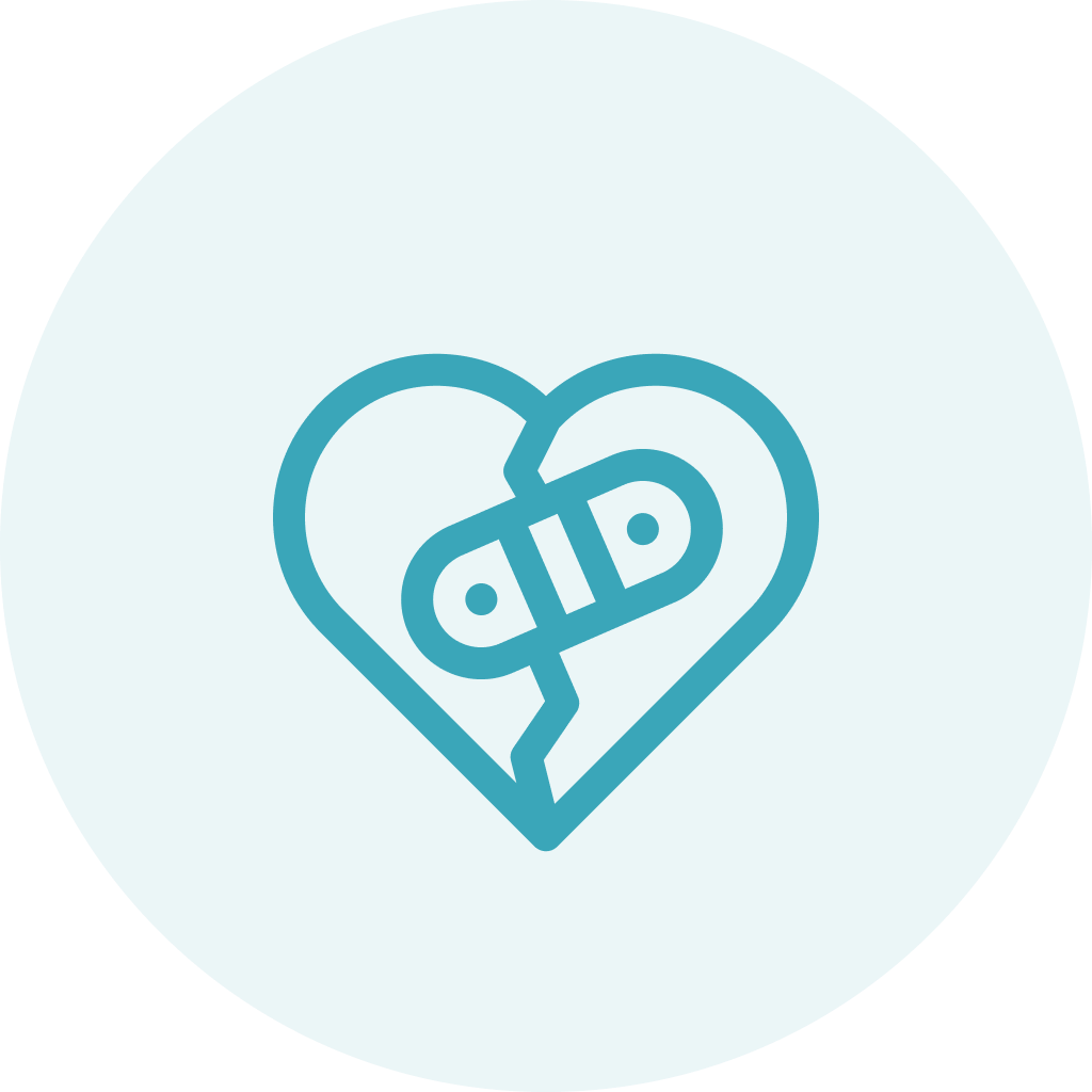 Pareja distanciada que busca reconectar a través de la terapia